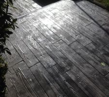 Après le passage de la deuxième couche de résine la terrasse brille comme une patinoire par contre tjrs des fissures dans le béton avec infiltrations