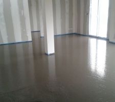 Dalle coul&eacute;e sur le chauffage au sol