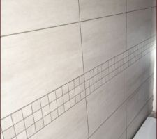 Mur de douche avec sa frise en mosaïque. Artens  Eiffel coloris greige en 30/60 et 5/5