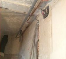 Plomberie de la salle d'eau dans le futur faux plafond de la cuisine