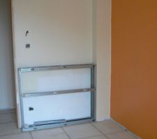 Installation d'une ossature pour la t&ecirc;te de lit, plus qu'&agrave; plaquer et sortir la prise