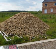 Premier tas de pierre sur le terrain