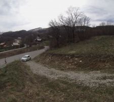 Rampe d'acc&eacute;s du terrain, vue sud ouest sur une partie de la station de ski