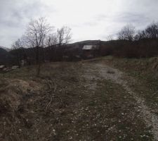 Fin de la rampe sur un espace plat, vue ouest du terain