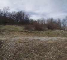 Vue nord sur la partie plate du terrain, la limite nord= les arbres