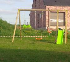 Le portique des enfants est installé !
