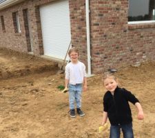 Pr&eacute;voir la future terrasse.... Et contr&ocirc;ler que papa travaille bien...