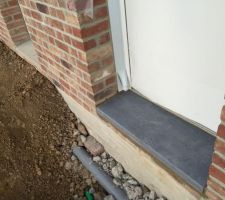 Finitions, pose de la pierre bleue &agrave; la porte d'entr&eacute;e