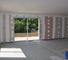 Ratissage du plafond de la pièce de vie