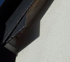 L'enduit dans les 4 angles de la maison fissures et des morceaux tombent à des endroits
