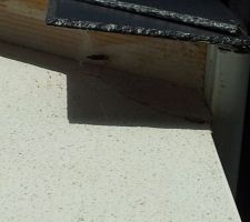 L'enduit dans les 4 angles de la maison fissures et des morceaux tombent à des endroits