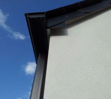 L'enduit dans les 4 angles de la maison fissures et des morceaux tombent à des endroits