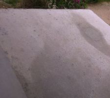 Dalle du garage irrégulière et très grossière