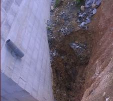 Coulée de terre à l'arrière de la maison avant étanchéité et delta MS