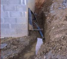 Drain latéral "débouché" par le terrassier... ça coule !