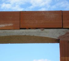 Le dessus d'une fenetre
callées avec brique vu qu'ils n'étaient pas de niveau grrrr