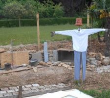 Epouvantail avec restes de chantier