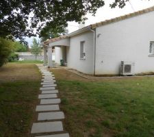 Pas japonnais pour relier la maison a l'abri jardin   bordure cote arriere maison