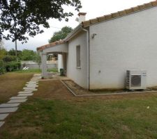 Pas japonnais pour relier la maison a l'abri jardin   bordure cote arriere maison
