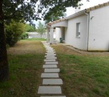 Pas japonnais pour relier la maison a l'abri jardin   bordure cote arriere maison