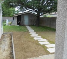 Pas japonnais pour relier la maison a l'abri jardin   bordure cote arriere maison