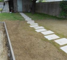 Pas japonnais pour relier la maison a l'abri jardin   bordure cote arriere maison