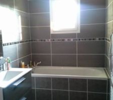 Habillage de la baignoire terminé !