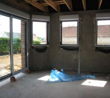 Vue intérieure du montage des 3 fenêtres et de la baie vitrée de la cuisine