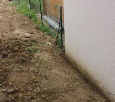 Mur d&eacute;t&eacute;riorer par les terres du voisin. Trace de godet