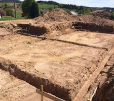 Apr&egrave;s r&eacute;implantation de la maison par nos soins, le terrassier a pu revenir creuser les fondations