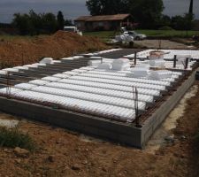 Le maçon bosse aussi le samedi !
L'isolation du vide sanitaire et les évacuations d'eaux usées sont en cours
