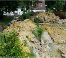 Les terres enlev&eacute;es d&eacute;bordent largement sur le terrain du voisin... Sans accord bien s&ucirc;r...