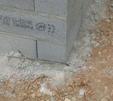 Pouquoi il est hors du parpaing.... :(