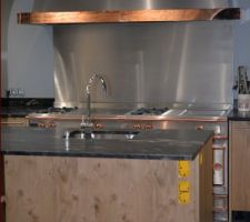 Ensemble avec crédence inox, ilot central.