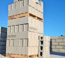 Parpaings sur la chape de l'&eacute;tage.