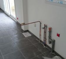 Arrivé de gaz pour la plaque de cuisson, théoriquement placé juste pour être fixé sur le meuble de cuisine