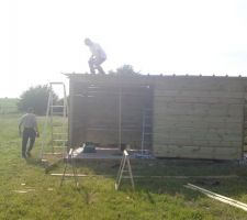 Mise en place de la couverture de l'abri de prairie