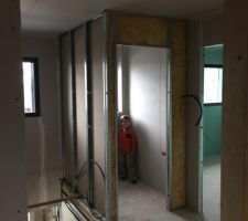 Contrôle des toilettes de l'étage par notre 2eme chef de chantier