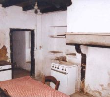 La cuisine est d'époque, avec une cuisinière "moderne". Au fond, la cloison en torchis qui sépare la cuisine de deux chambres en enfilade.
Au fond à droite de la porte, l'évier en pierre avec écoulement à travers le mur dans un caniveau.