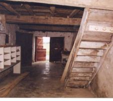 L'ancienne étable avec l'escalier qui permet de monter au grenier.