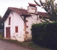 La façade coté route est plein sud.