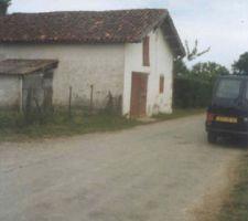 En arrivant, on voit bien ce qui reste du poulailler attenant à la maison...