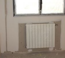 Changement des radiateurs de l'&eacute;tage pour coller au contrat. Bien moins volumineux!
on voit les marques des pr&eacute;c&eacute;dents radiateurs.