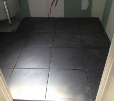 SdB enfants étage 
Strato Black nature Poreclanosa 45*45