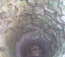 Vue du puits - fond encombr&eacute;