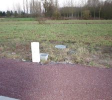 Nous sommes dans une impasse. Aucun vis &agrave; vis et la campagne &agrave; perte de vu. Exposition sud.