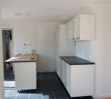 D&eacute;but montage des meubles de la cuisine