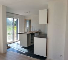 Début montage des meubles de la cuisine