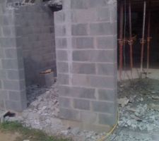 Apr&egrave;s leur avoir expliquer qu'ils n'avaient pas r&eacute;aliser la bonne hauteur de chape, Trecobat d&eacute;truit le premier &eacute;tage pour rattraper leur erreur qu'on avait pourtant d&eacute;nonc&eacute;e avant le montage des murs