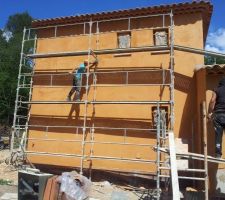 Enduit facade.Ce n'est pas la couleur final.C'est la premier passe